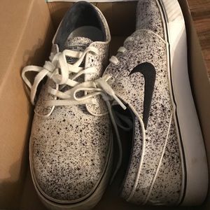 Nike mens tennis shoes sz 10.5